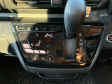 オートエアコンでパネルタッチするだけで操作が可能です(^^)☆AUTOにすれば簡単に車内の空調を快適に調整してくれます♪嬉しいシートヒーター付き(^^)
