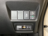 Hondaセンシング用の、VSA解除と路外逸脱抑制機能などのオンオフスイッチはハンドルの右側に装備しています。その下にETC2.0がついています。高速道路の料金所の通過も楽々です。