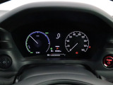 運転時の視界周辺の見やすい位置にメーターをレイアウト。視線の流れを断ち切らない、ストレスフリーで美しい運転動作を可能にします。またマルチインフォメーションディスプレイで、様々な情報が確認できます。