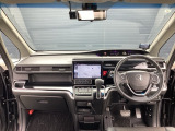 運転席周りです。カップホルダーや小物の収納などは必須ですよね!!使い勝手の良いつくりになっております!!