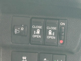 運転席の手元で両側スライドドアの開閉操作が可能です。