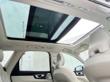 ほぼルーフ全面がガラス・ルーフ。後席の頭上まで空が広がり、開放感を味わえます。可視光の透過率は18.9%、紫外線は99%カット