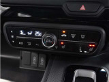 【オートエアコン】温度を設定すれば自動で快適な車内温度を保ちます。エアコン内部の高性能脱臭フィルターで車内のアレルゲンや花粉を除去。