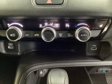 オートエアコンがついてますので簡単操作で快適に過ごせます。シートヒータースイッチ内蔵で前席の左右別々に3段階で温度設定ができます。