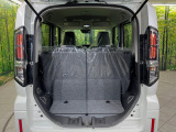 普段のお買い物や通勤、送迎等に十分な荷室スペースを確保しております。セカンドシートを倒すと、大きな荷物の積載も可能です♪