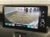 リバースギアに入れるだけで後方の表示へ切り替わります。夜間や雨の日の駐車も楽になりますよ。
