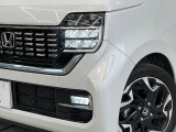 【LEDヘッドライト】悪天候や夜間走行時も良好な視界を確保し安心して運転できる高輝度LEDヘッドライトを装備!点灯速度が早く、消費電力も抑えられています。