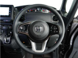 【Honda SENSING】 カメラ等装置で精度の高い検知能力を発揮、安全運転を支援します。ステアリング上のコントローラーに注目!