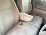 フロントシートはベンチシートです。ベンチシ―トは運転席と助手席の移動もスムーズ!狭い駐車場での乗り降りに便利です。