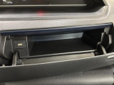 【インパネアッパーボックス】運転席側についていて嬉しい収納ですね!USBソケットがついているのでスマホの充電もできます!