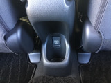 後席にもアクセサリーソケットが付いています。