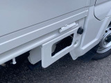 【荷台ステップ】左右についてますので、荷台での作業にロープを張るときに便利な、ステップです。
