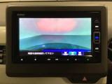 ギヤをR(バック)に入れるとナビの画面に後ろの映像が映るリアカメラ付です。後退時、コンディションが悪い視界でもカラーバックモニターがドライバーをサポートします。