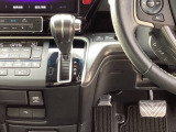 運転席周辺のスマートなレイアウトが、操作のしやすさを実現。快適なドライブをサポートします。パーキングブレーキはフットブレーキタイプです。