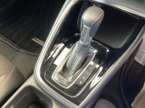 シンプルでとても使いやすいフロアシフトに、パーキングブレーキは電子制御パーキングブレーキです。