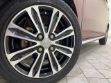 アルミホイール付!鉄ホイールと違って軽いので燃費にも影響してきます。ガソリンの高騰に少しは貢献します!足元がきまります。