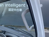 運転席乗降グリップ。大型タイプで、つかみやすく、乗り降りもらくらくです.写真は、運転席側ですが、助手席側にもついています.