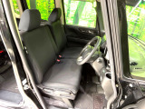運転席まわりには十分なスペースがあり、大柄な方でもゆったり運転していただける環境です。
