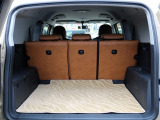 荷室にはラゲッジマットを装備済みです♪荷室は樹脂パーツになっておりますので耐水性にも優れております♪