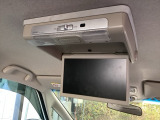 お子様や同乗者の方も飽きさせない後席用フリップダウンモニター付いてます。