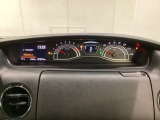 スピードメーターとタコメーターを大きく配した見やすいメーター部になっています。左側のインフォメーション画面でオドメーターや燃費などの情報を確認できます。