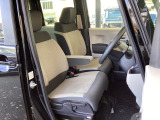 【ベンチシート】運転席と助手席の移動もスムーズ!狭い駐車場での乗り降りや、お子様の乗り降りにも便利です。座席の間にコンソールボックスやドリンクホルダーがないため、車内空間が広く感じます。