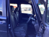 フロントシートはベンチシートです。ベンチシ―トは運転席と助手席の移動もスムーズ!狭い駐車場での乗り降りに便利です。シートの間にコンソールボックスやドリンクホルダーがないため、車内空間も広く感じます