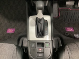 CVT車のセレクトレバーです。低速から高速まで、変速ショックのないスムーズな走りと、エンジン効率のよい領域を維持して燃費にも貢献します。サイドブレーキはスイッチ操作の電子制御パーキングブレーキです。