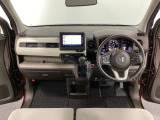 車内は光触媒抗菌消臭施工済です。インパネ周りはスタイリッシュなデザインです。グローブボックスやカップホルダーのほかにトレーなどたくさんの収納スペースが付いています。