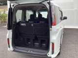 トランクの広さは、どうです、たくさんの荷物が積めますよ。3列目シートは床下に収納ができます。片方だけ倒して、長い荷物を乗せることもできてとっても便利です。