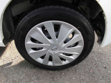 スチールホイールカバー付き。タイヤ装着サイズは「155/65R14」です。