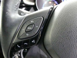 【ステアリングスイッチ】ハンドルにある操作スイッチでステレオのボリュームやソースの変更が出来ます。