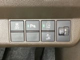 ハンドルの右側にはヘッドライトレベライザーとHondaセンシング用のメインスイッチがついています。ヘッドライトレベライザーは道路状況や積荷の加重に応じてライトの高さを調節できます。