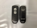 スマートキーを装備しています。鍵を差し込むことなくドアロックの開け閉めと、スタートボタン操作でのエンジンスタートができます。スペアキーも同じものを用意しております。