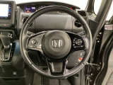 ハンドルにHondaセンシング系のクルーズコントロールやレーンキープアシストなどのスイッチと、オーディオの操作スイッチが装備されています。ハンドルから手を離さず安全に操作できます。