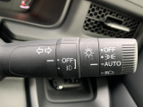 ■オートライト■車外の明るさに応じて、自動的にライトの点灯・消灯をしてくれます。トンネルが続くような道でも、いちいちライトスイッチを操作する必要がありません。消し忘れの心配もありません。