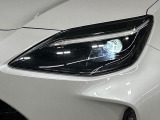 【LEDヘッドライト】悪天候や夜間走行時も良好な視界を確保し安心して運転できる高輝度LEDヘッドライトを装備!点灯速度が早く、消費電力も抑えられています。