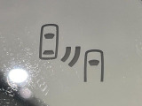 【ブラインドスポットモニター】走行中、ドアミラーの死角になりやすい箇所に後続車が接近するとサイドミラーのレンズに警告を表示!ドライバーに注意喚起をしてくれます。