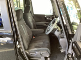 フロント広々、ベンチシートの運転席は、ハイトアジャスターが付いているので、快適にドライブができます。ハンドルはチルトステアリングで、ハンドル位置を上下に調節できます。