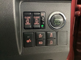 【両側パワースライドドア】です。リモコンや運転席のスイッチ操作で楽々自動開閉。