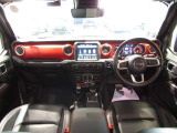 落ち着いた雰囲気の中に赤いパネルがかっこいい運転席回り!遠出をしても疲れにくい内装デザインです!