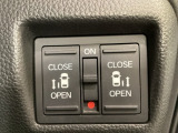 リアドアは乗り降りに便利な両側電動スライドドアです。また運転席に座っていながらスイッチ操作で自在にスライドドアを開け閉めできます。