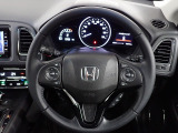 ハンドル左側にはオーディオ操作が出来るオーディオリモートコントロールスイッチ、右側にはHonda SENSINGとオートクルーズコントロールのスイッチを装備!