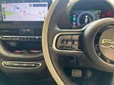 運転中でもオーディオの操作や電話を受けられる便利なコントローラーを装備!(オーディオ/ハンズフリーコントローラー付)