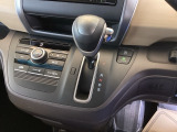 自然に手が届き、操作性の良いインパネシフトに、パーキングブレーキは、フットブレーキタイプなので、運転席と助手席の間はすっきりしています。