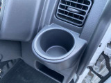 運転席ドリンクホルダーです。助手席側にも付いています。