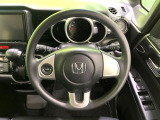 【ステアリングスイッチ】運転中、前方から目線をそらすことなく、オーディオ等の操作が可能な便利機能!安心&快適なドライブを演出してくれます♪