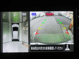アラウンドビューモニター クルマを上空から見下ろしているかのように、視認しにくい周囲の情報を映像で提供します。クルマをスムーズに駐車させる事ができます。