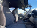 〔前席シートの画像〕 目立つ傷や穴もなく状態良好です。