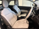独特なこの椅子!まさしくFIATモノグラムエコレザーシートであります。おしゃれで車体の色と同じくホワイト。高級感も感じられる二刀流な椅子です!